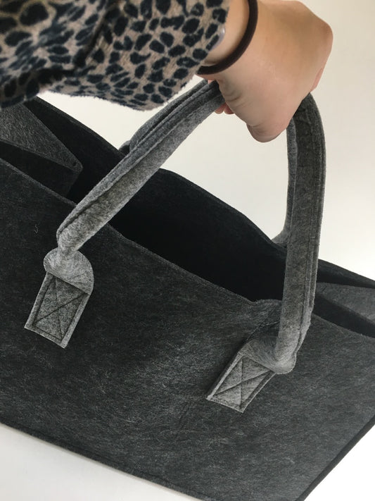 Tasche für Kaminholz aus dunkelgrauem Filz mit hellgrauem Henkel 48x28x25cm