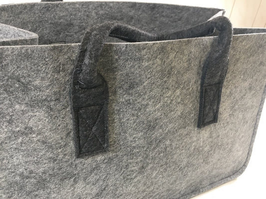 Tasche für Kaminholz aus hellgrauem Filz mit dunkelgrauem Henkel 48x28x25cm