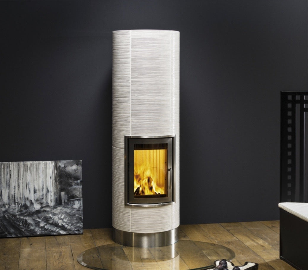 Speicher Kachelofen Mit Warmluft Option Stilvollem Rund Design speicher-kachelofen-mit-warmluft-option-stilvollem-rund-design