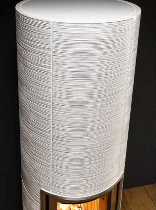 Kleiner Speicher-Kachelofen mit Warmluft-Option und stilvollem Rund-Design