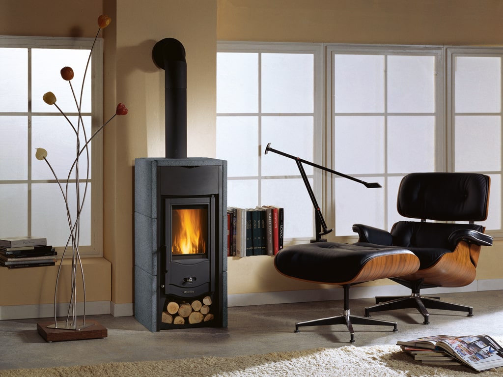 Holzfeuer im Kaminofen Asia