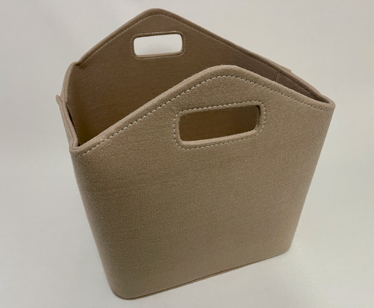 Hochwertiger Kaminholzkorb aus beige-farbenen Filz