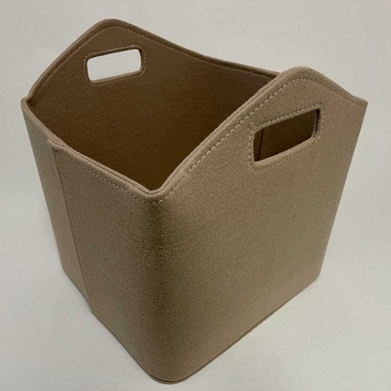 Hochwertiger Kaminholzkorb aus beige-farbenen Filz