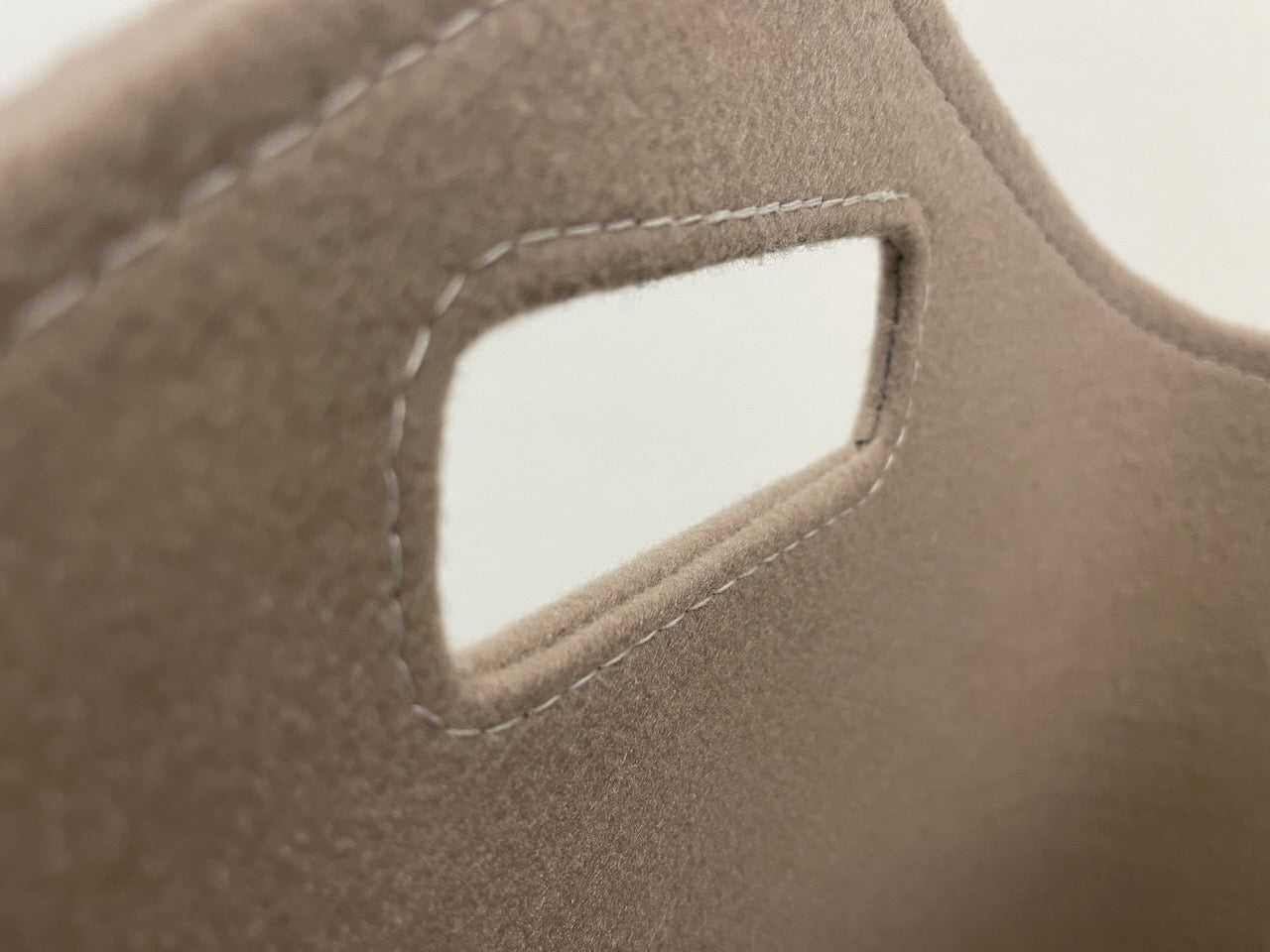 Hochwertiger Kaminholzkorb aus beige-farbenen Filz