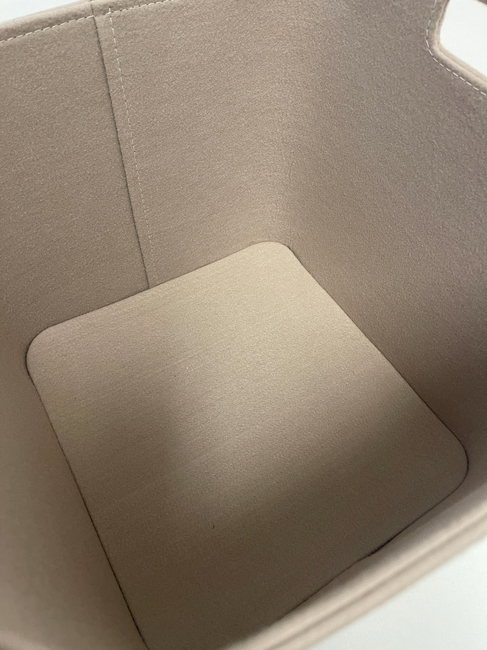 Hochwertiger Kaminholzkorb aus beige-farbenen Filz