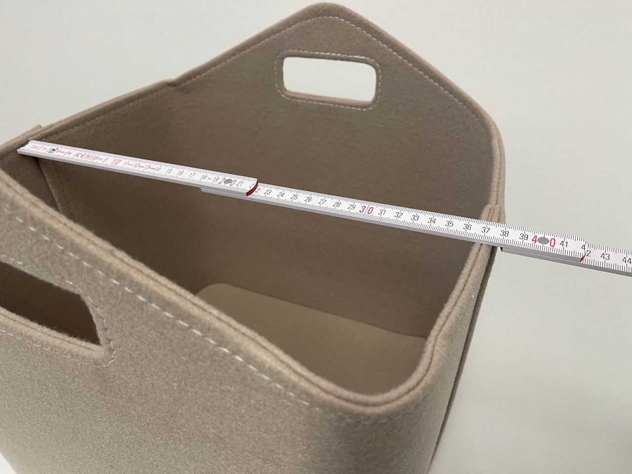 Hochwertiger Kaminholzkorb aus beige-farbenen Filz