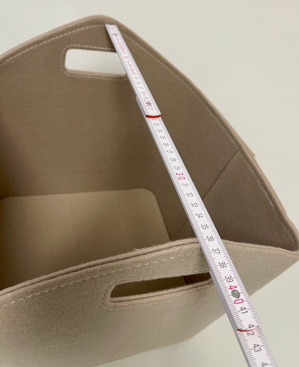 Hochwertiger Kaminholzkorb aus beige-farbenen Filz