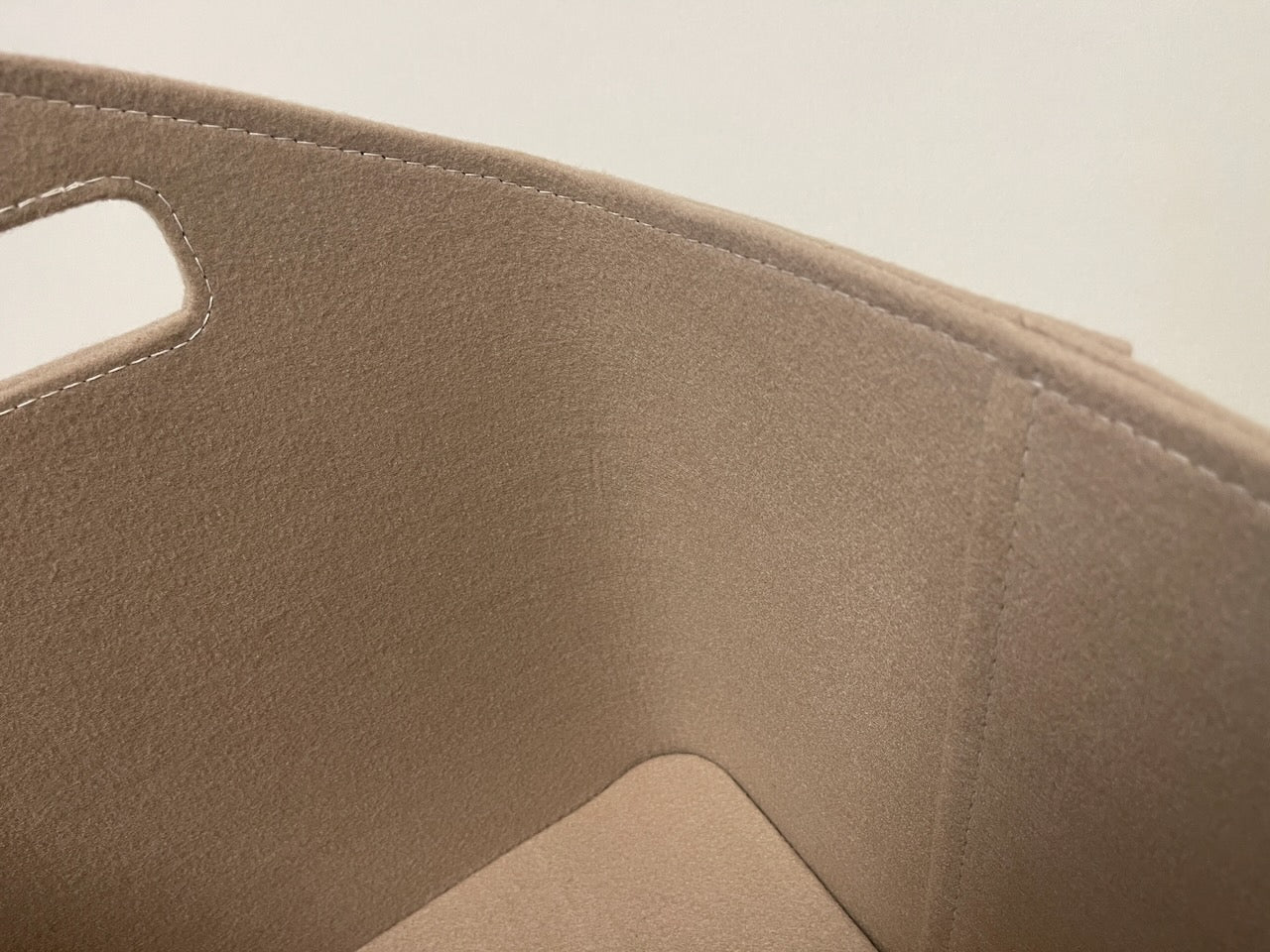 Hochwertiger Kaminholzkorb aus beige-farbenen Filz