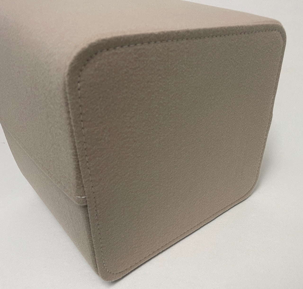 Hochwertiger Kaminholzkorb aus beige-farbenen Filz