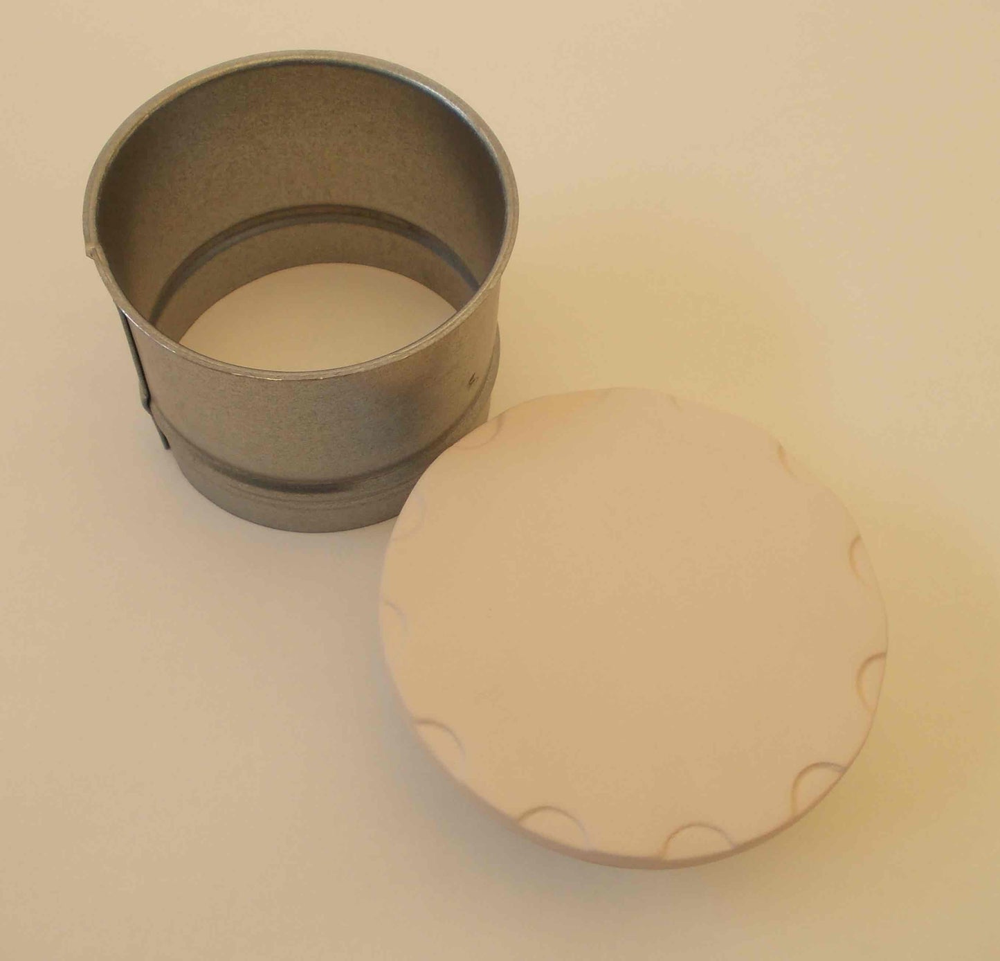 Keramik Reinigungsbuchse „rund mit Rahmen“ mit runder Einbauhülse