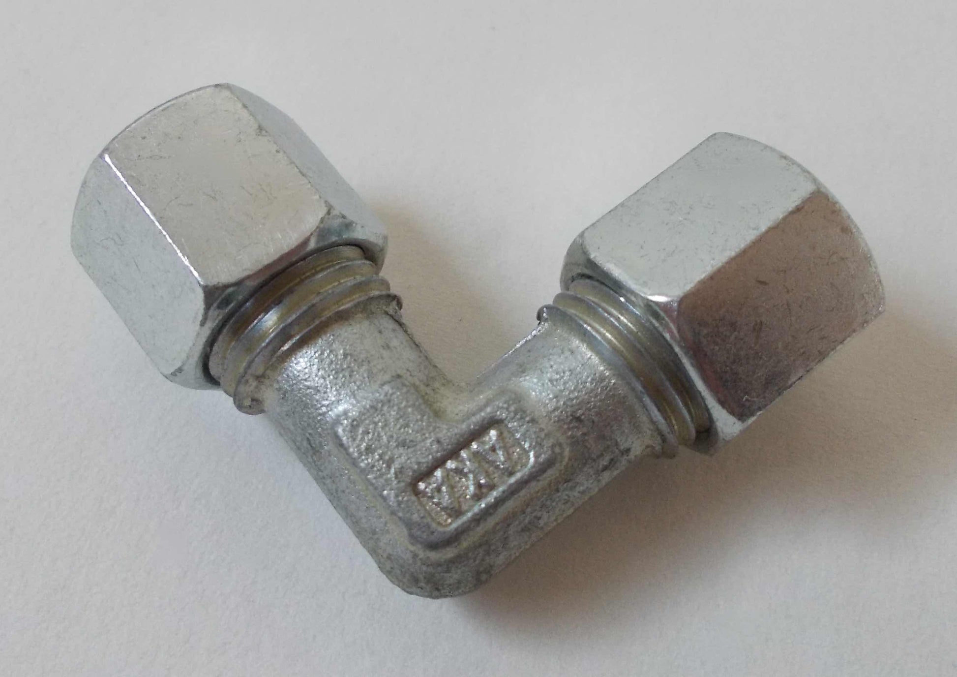 Winkel-Verschraubung W-8 zur Verschraubung von Kupferrohren 8mm