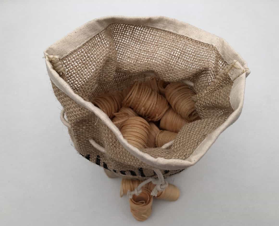 Zündlocken Kaminanzünder aus Holzwolle im Jutesack